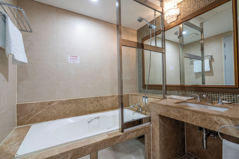 Bathroom 5, Centum Converntion Hotel, Haeundae
