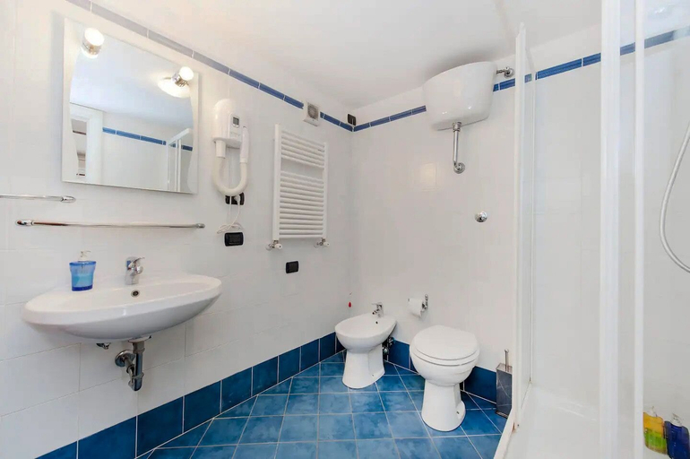 Bathroom 2, Sixtythree Guesthouse, Roma