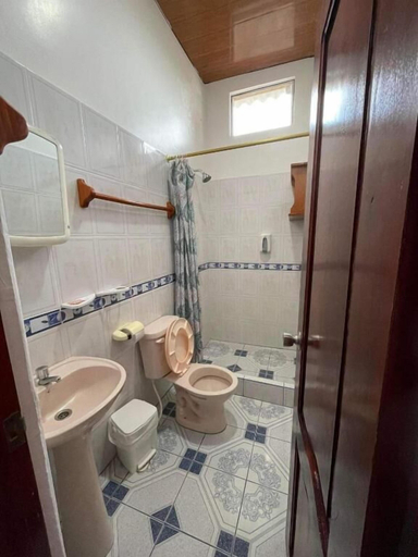 Bathroom 3, Hostal Muro de las Lagrimas, Isabela