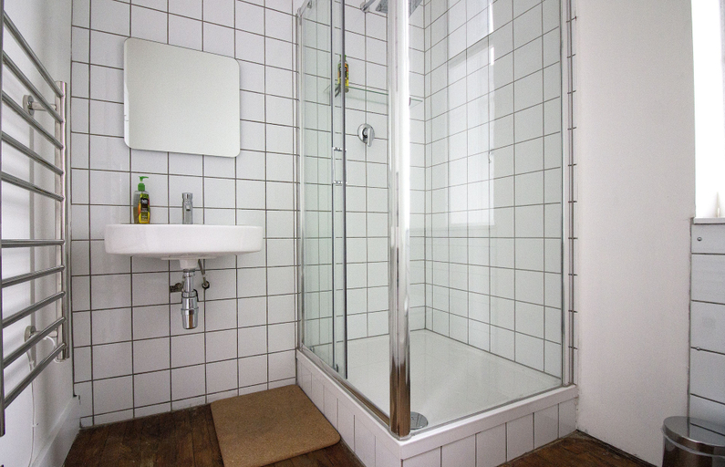 Bathroom 4, Green Rooms - Hostel, London