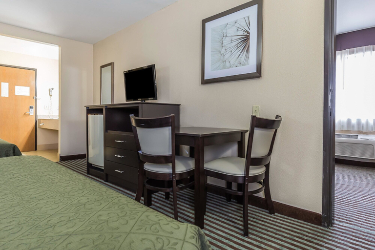 Bedroom 4, Quality Inn Mount Vernon, IL, Jefferson