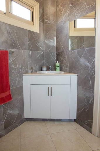 Bathroom 4, Captivating Lake & Oceanview Getaway House, Larnaca