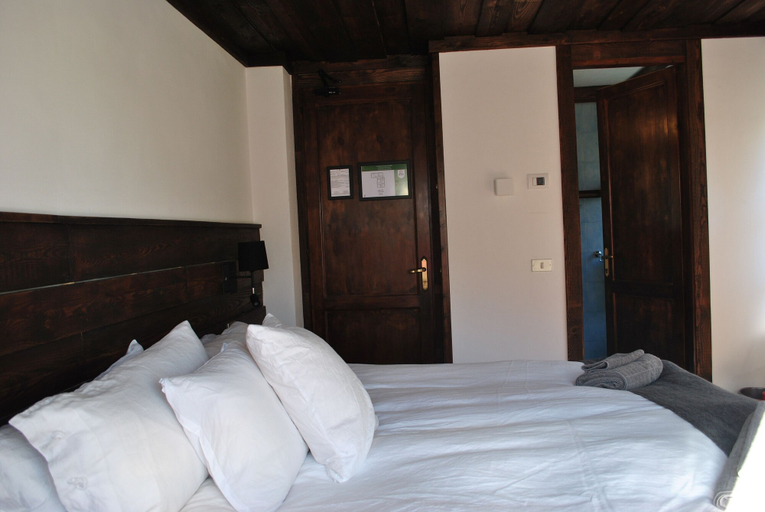 Bedroom 2, Hotel Millefiori, Aosta