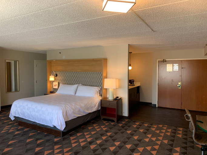 Bedroom 3, Holiday Inn CHICAGO NW CRYSTAL LK CONV CTR by IHG, McHenry