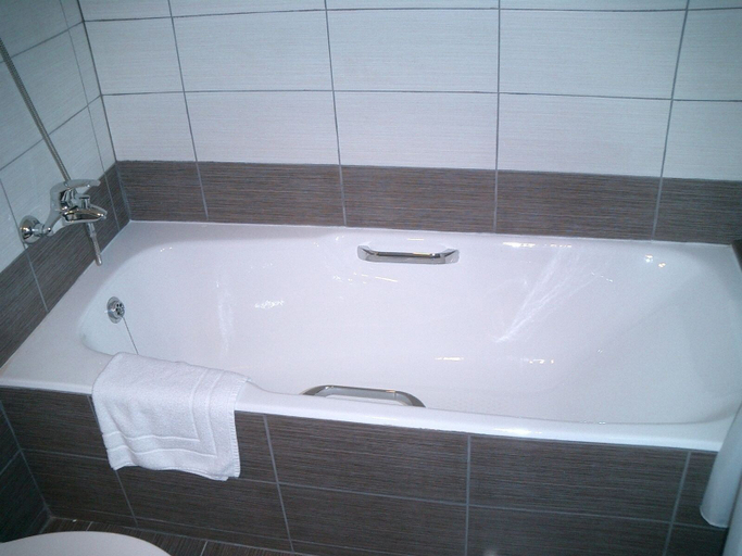 Bathroom 5, Livadhiotis City Hotel, Larnaca