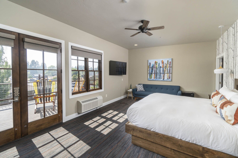 Bedroom 2, Ski Inn Taphouse Hotel, Deschutes