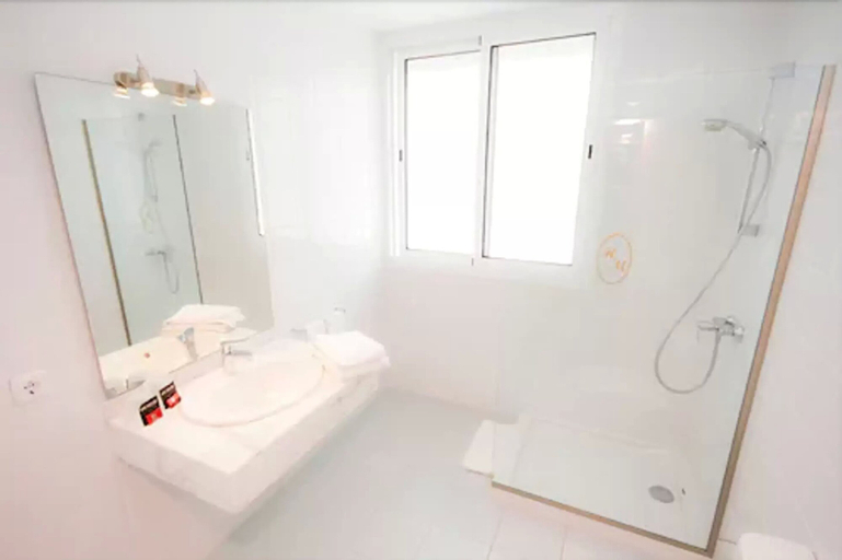 Bathroom, Morito Beach Apartments, Baleares