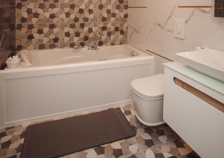 Bathroom 3, Hotel Chicago, Shkodrës