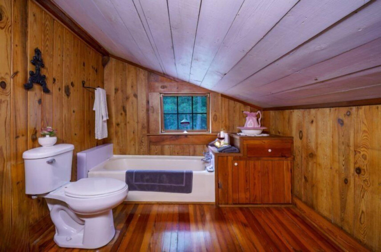 Bathroom 3, Bean Creek Cabins, Montgomery