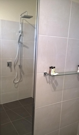 Bathroom 3, Moe Motor Inn, Latrobe - Moe