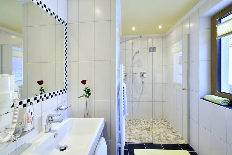 Bathroom 3, Hotel Garni Bergwelt, Landeck