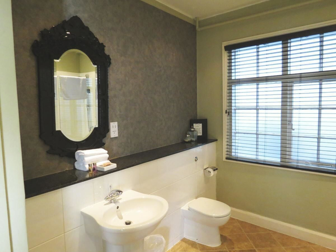 Bathroom, THE GLORY OF MY FATHER - Gîte, Cheshire East
