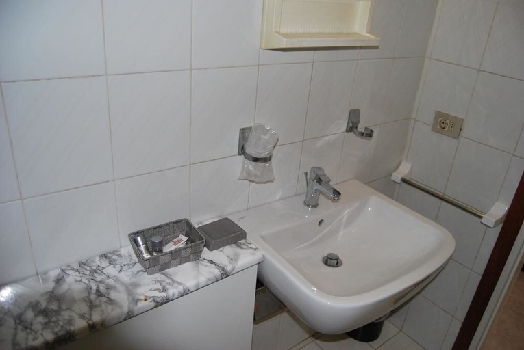 Bathroom 4, Ristorante Albergo Arcade, Como