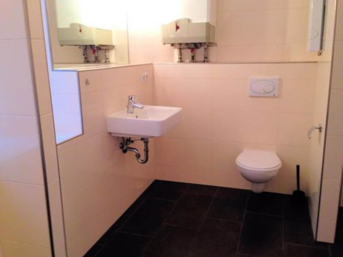 Bathroom 5, Pension 1, Berlin