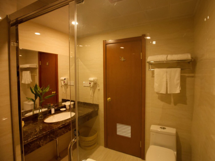 Bathroom, GreenTree Inn Chizhou Changjiang Middle Road Shangzhidu Commerce Square Express Hotel, Chizhou