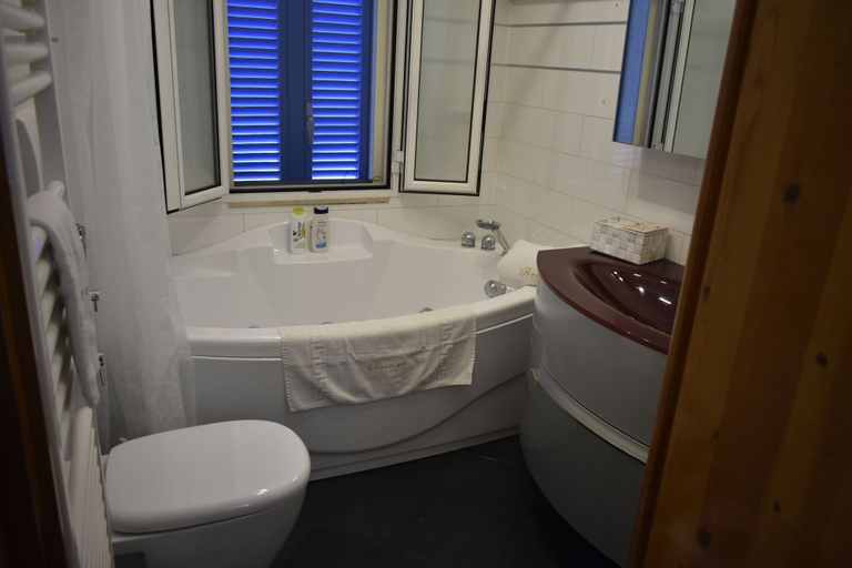 Bathroom 5, B&B Prestige, Bari