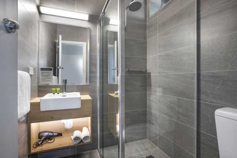 Bathroom 4, Nightcap at Skyways Hotel, Melbourne
