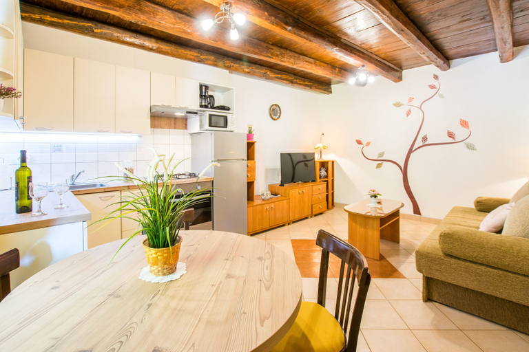 Others 5, Pleasant 4 person apartment Ana, Ližnjan