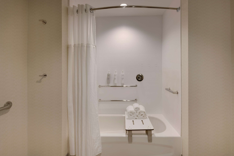 Bathroom 4, Hilton Garden Inn Haymarket, Prince William