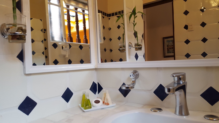 Bathroom 4, Hotel Posada Santa Fe, Guanajuato