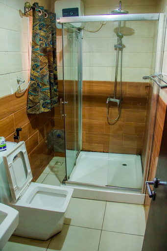 Bathroom 4, Hotel Bel-Ami, Surulere
