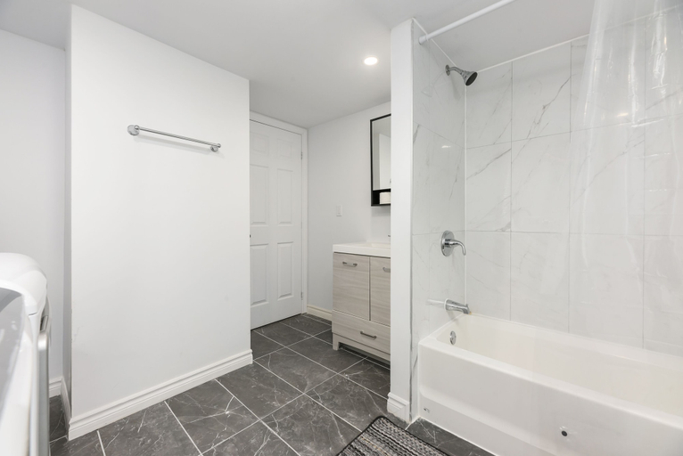 Bathroom 2, 3 Bedroom Loft in Downtown Free parking, Montréal