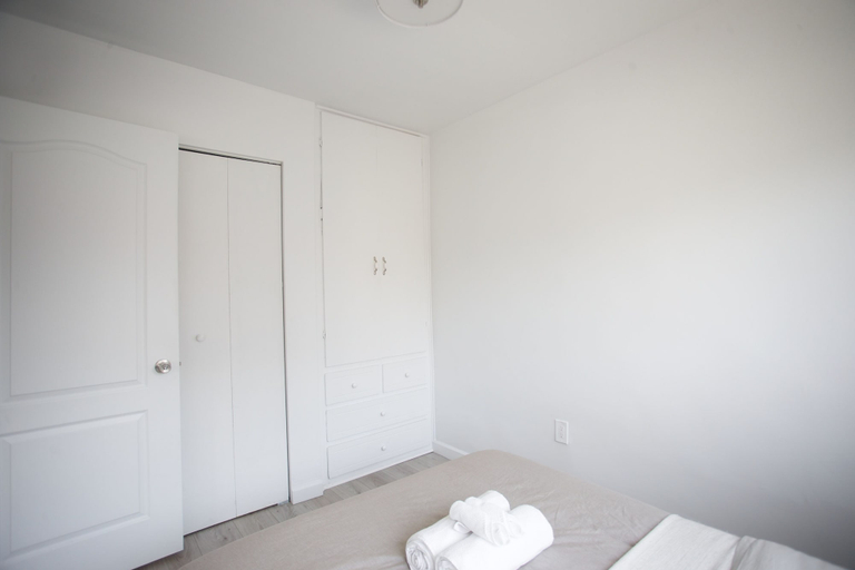 Bedroom 2, The Hutchinson Suites, Montréal