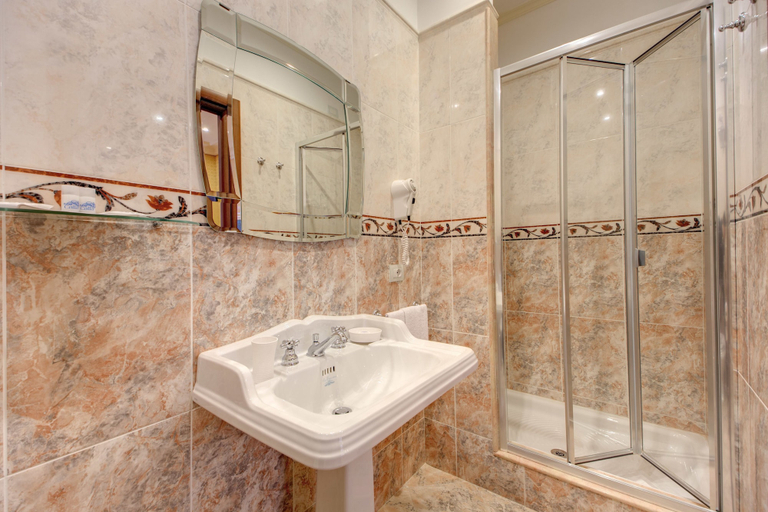 Bathroom 5, Hotel Artorius, Roma