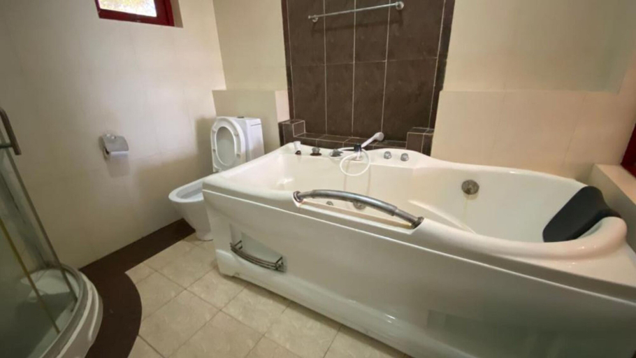 Bathroom 4, Shanzu Beachfront Suites, Kisauni