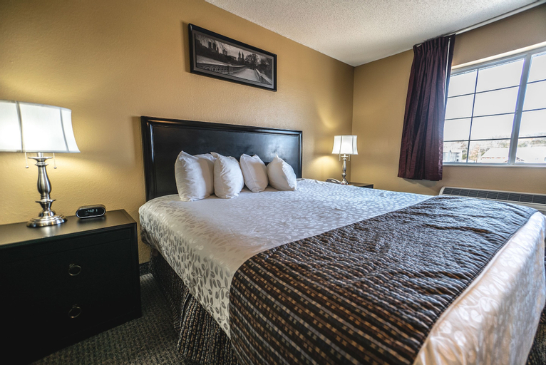 Bedroom 2, The Stone Castle Hotel & Conference Center, Taney
