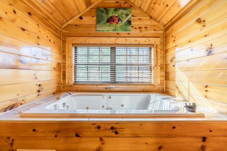 Bathroom 3, Comfort Cabin Bearway To Heaven - w Private Hot Tub, Sevier