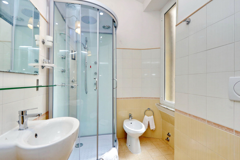Bathroom 5, Gialli Vatican Guesthouse, Rome