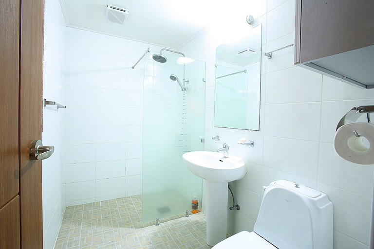 Bathroom 3, Woosung Hotel, Seogwipo
