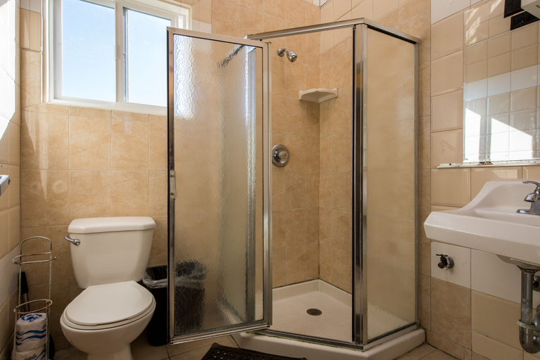 Bathroom 5, European Hostel, San Francisco
