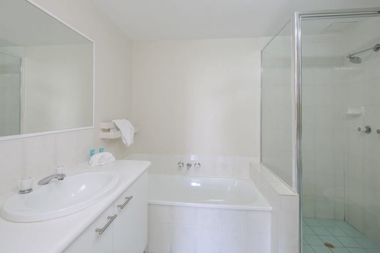 Bathroom 4, Bay Lodge Apartments, Gold Coast
