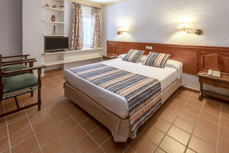 Bedroom 3, Hotel GHT Neptuno Tossa & Venus SPA, Girona