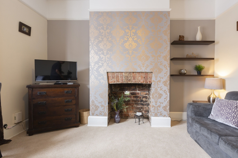 Others 5, Apartment 32, York