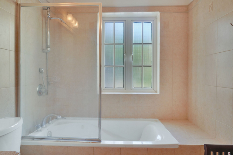Bathroom 4, Mandela Court Grenada