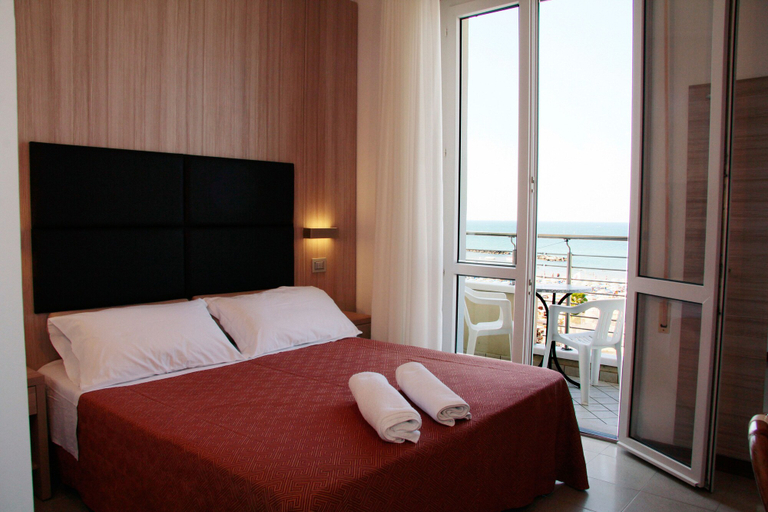Bedroom 3, Hotel Bellevue, Rimini