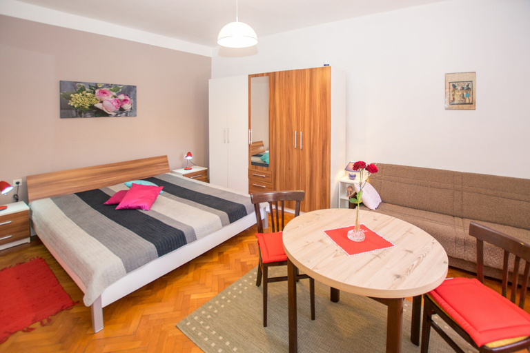 Bedroom 2, Pleasant 4 person apartment Ana, Ližnjan