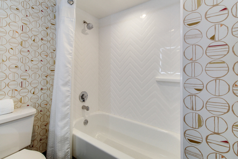 Bathroom 4, Holiday Inn CHICAGO NW CRYSTAL LK CONV CTR by IHG, McHenry