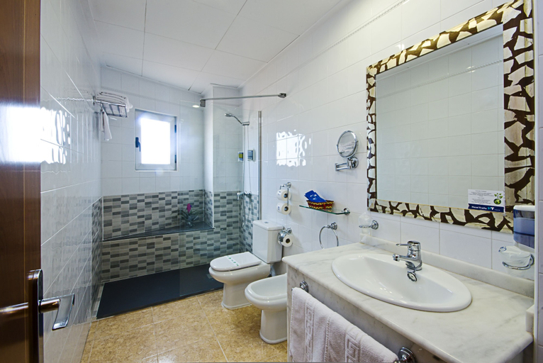 Bathroom 4, Hotel Traíña, Murcia