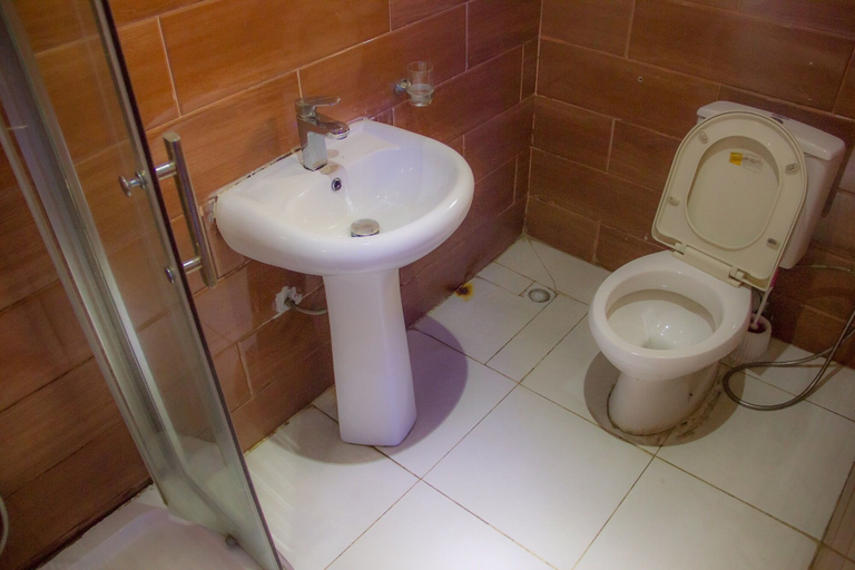 Bathroom 4, Hotel Bel Ami, Surulere