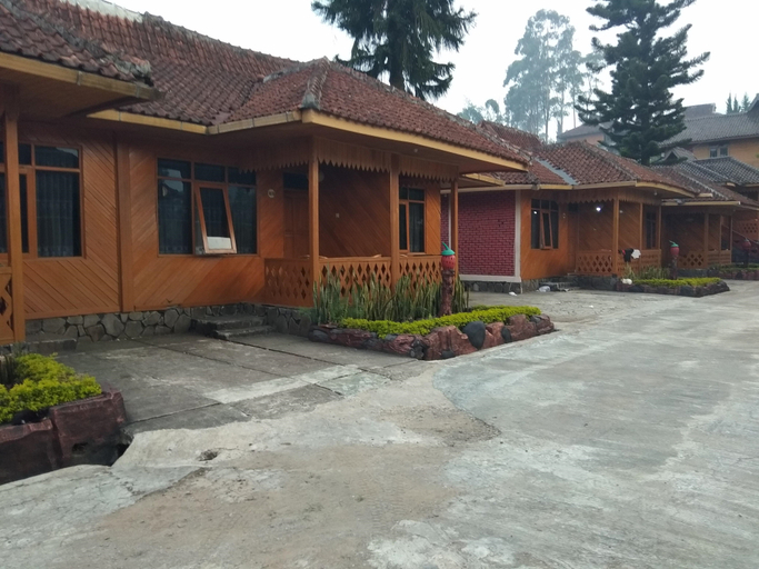 Exterior & Views 2, Bungalow Kampung Strawberry, Bandung