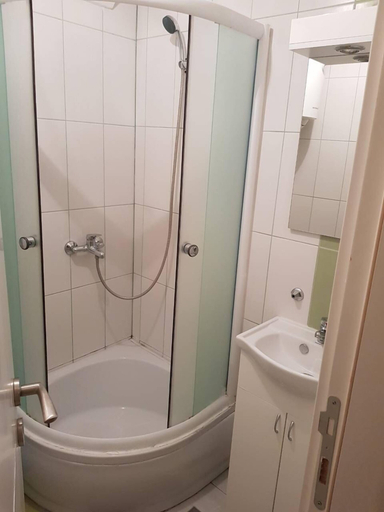 Bathroom 3, Di Camera Uno, Belgrade