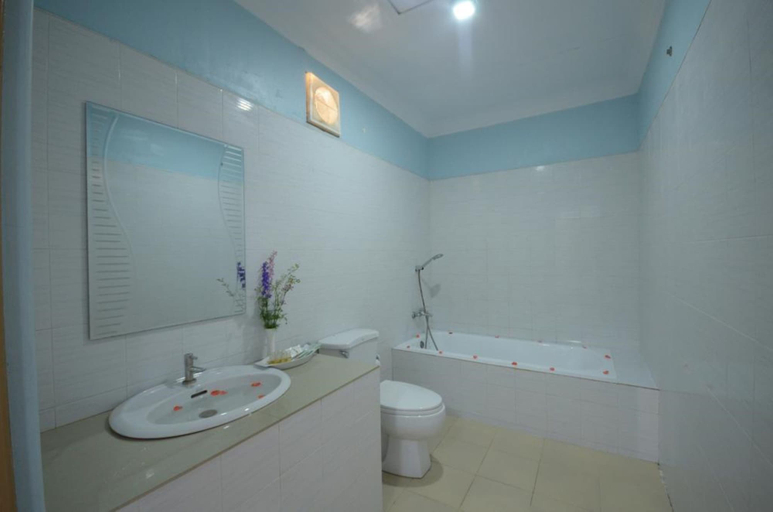 Bathroom 3, Inlay Palace Hotel, Taunggye