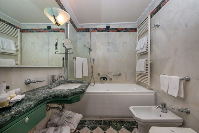 Bathroom 4, Grand Hotel Ortigia Siracusa, Syracuse