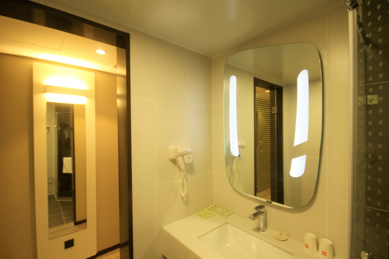 Bathroom 5, ibis Shenyang north station, Shenyang