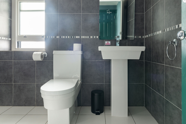 Bathroom 5, West Beach Hotel Brighton, Brighton and Hove