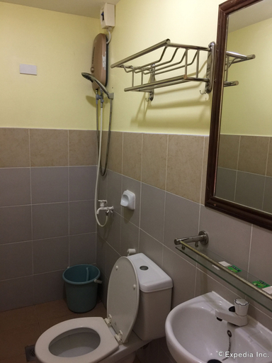 Bathroom 4, Greenfields Tourist Inn, Panglao
